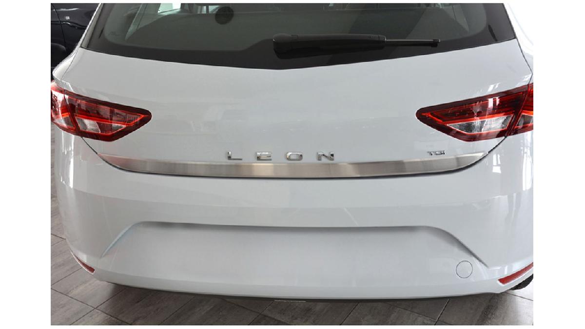 Baguette+enjolivante+coffre+arri%C3%A8re+inox+sur+mesure+pour+Seat+Leon+%285F%29+HB+5-portes+2013-2020